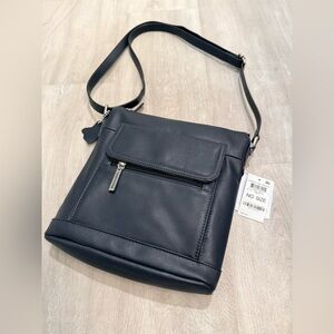 NWT Giani Bernini Nappa Leather Venice Crossbody
Navy Blue
Adjustable strap